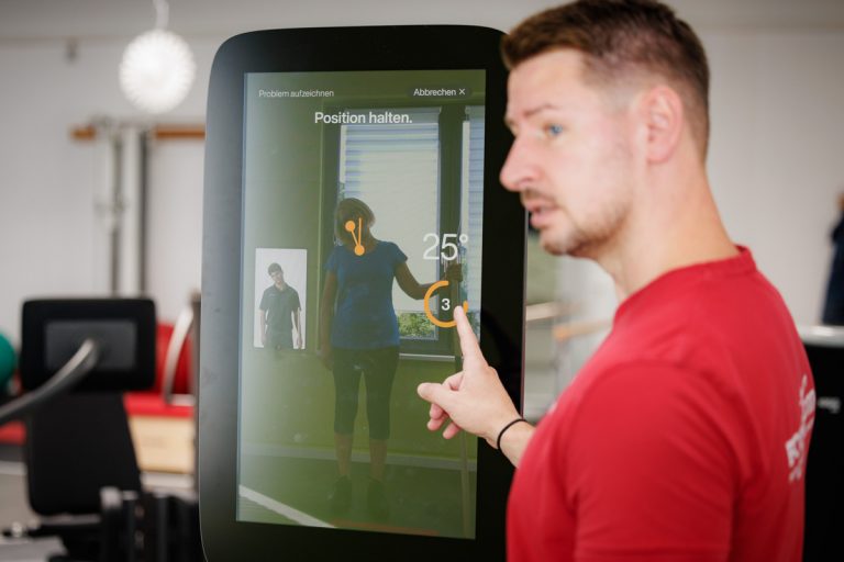 Physiotherapeuten betreuen Patienten beim Gerätetraining und bei Übungen in der medizinischen Trainingstherapie