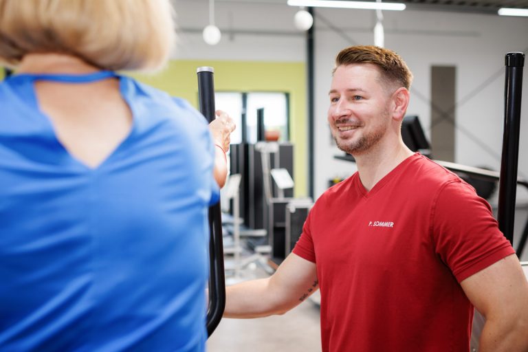 Physiotherapeuten betreuen Patienten beim Gerätetraining und bei Übungen in der medizinischen Trainingstherapie