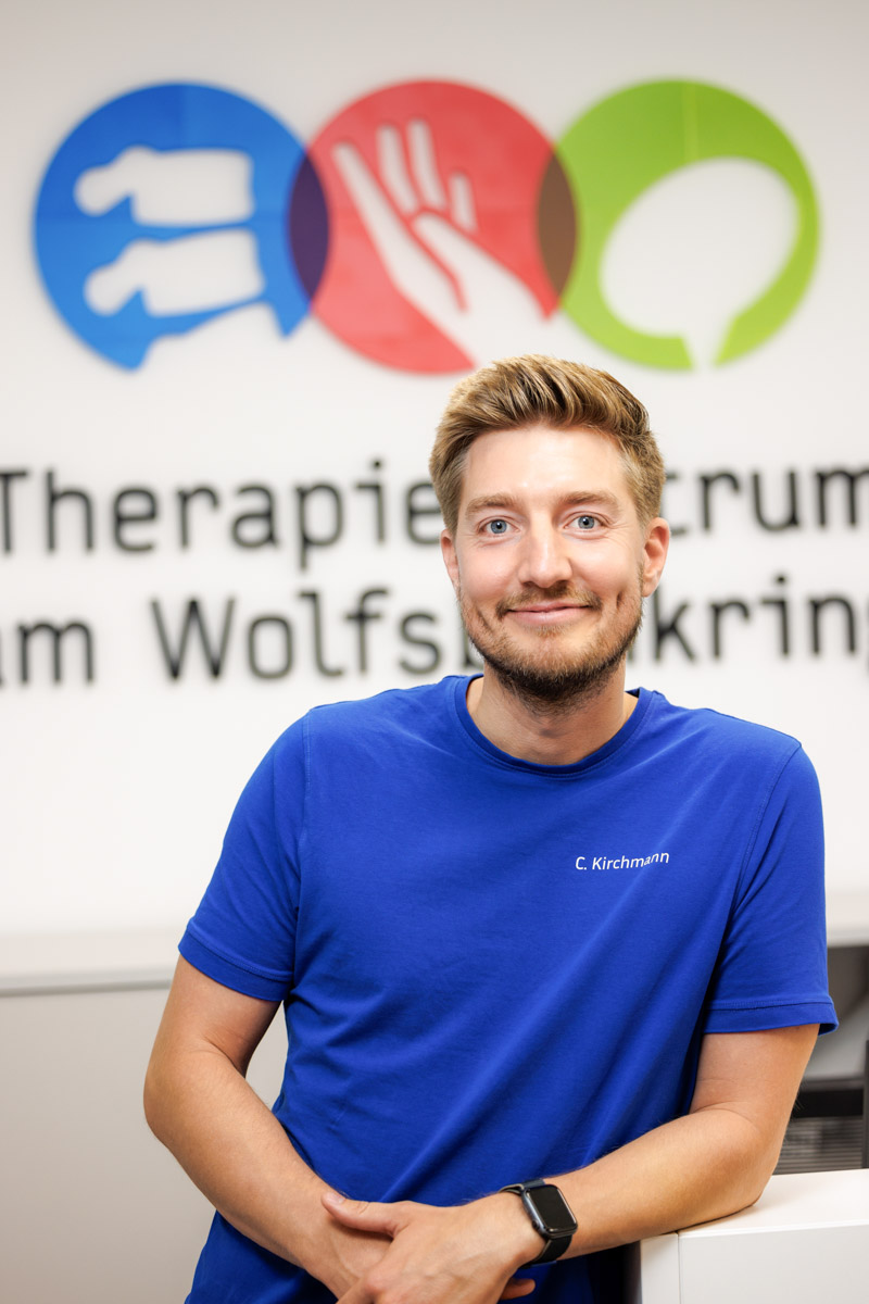Der Fotograf dokumentiert eine therapeutische Sitzung, sei es in der Logopädie oder Physiotherapie. In der Logopädie arbeitet der Therapeut mit einem Patienten an Sprachübungen, während in der Physiotherapie manuelle Therapien durchgeführt werden. Der Fokus liegt auf der professionellen Behandlung und der ruhigen, vertrauensvollen Praxisatmosphäre.