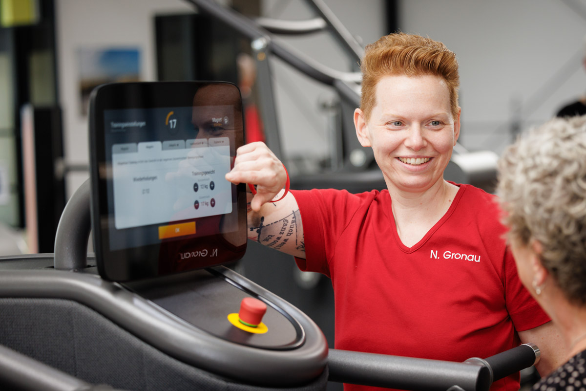 Der Fotograf dokumentiert eine therapeutische Sitzung, sei es in der Logopädie oder Physiotherapie. In der Logopädie arbeitet der Therapeut mit einem Patienten an Sprachübungen, während in der Physiotherapie manuelle Therapien durchgeführt werden. Der Fokus liegt auf der professionellen Behandlung und der ruhigen, vertrauensvollen Praxisatmosphäre.