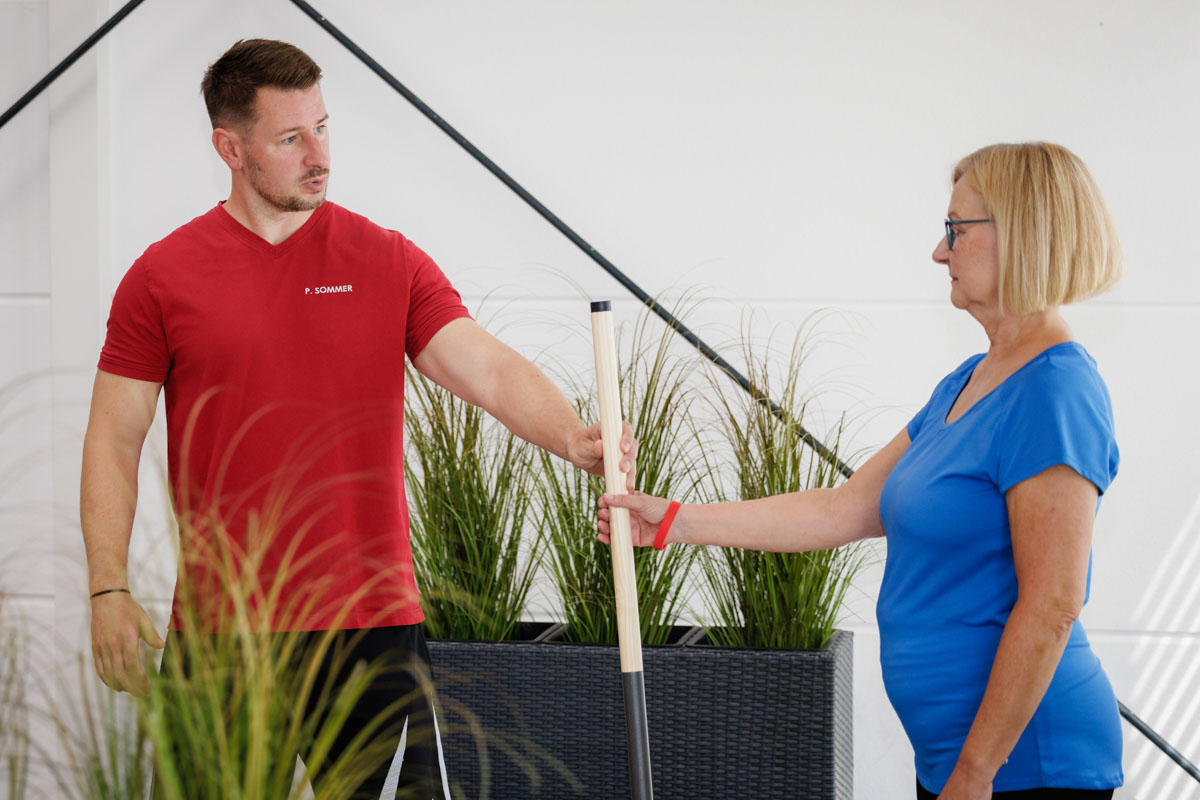 Der Fotograf dokumentiert eine therapeutische Sitzung, sei es in der Logopädie oder Physiotherapie. In der Logopädie arbeitet der Therapeut mit einem Patienten an Sprachübungen, während in der Physiotherapie manuelle Therapien durchgeführt werden. Der Fokus liegt auf der professionellen Behandlung und der ruhigen, vertrauensvollen Praxisatmosphäre.