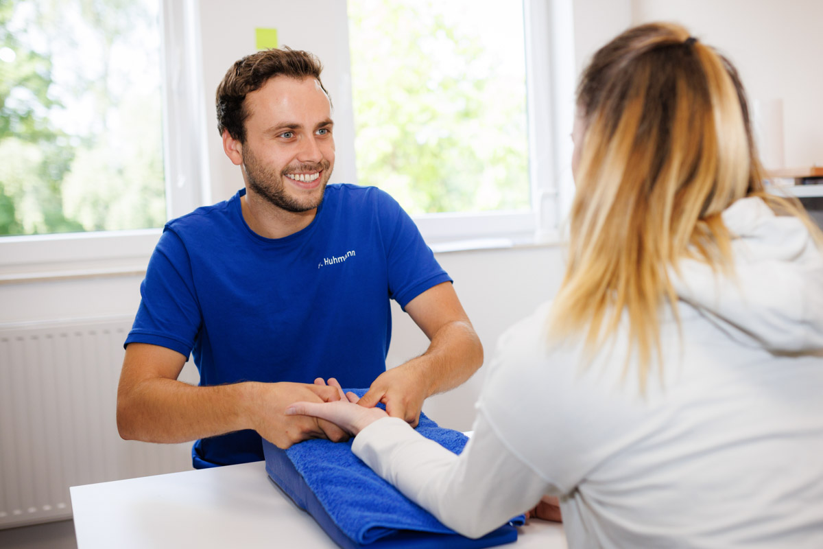 Der Fotograf dokumentiert eine therapeutische Sitzung, sei es in der Logopädie oder Physiotherapie. In der Logopädie arbeitet der Therapeut mit einem Patienten an Sprachübungen, während in der Physiotherapie manuelle Therapien durchgeführt werden. Der Fokus liegt auf der professionellen Behandlung und der ruhigen, vertrauensvollen Praxisatmosphäre.