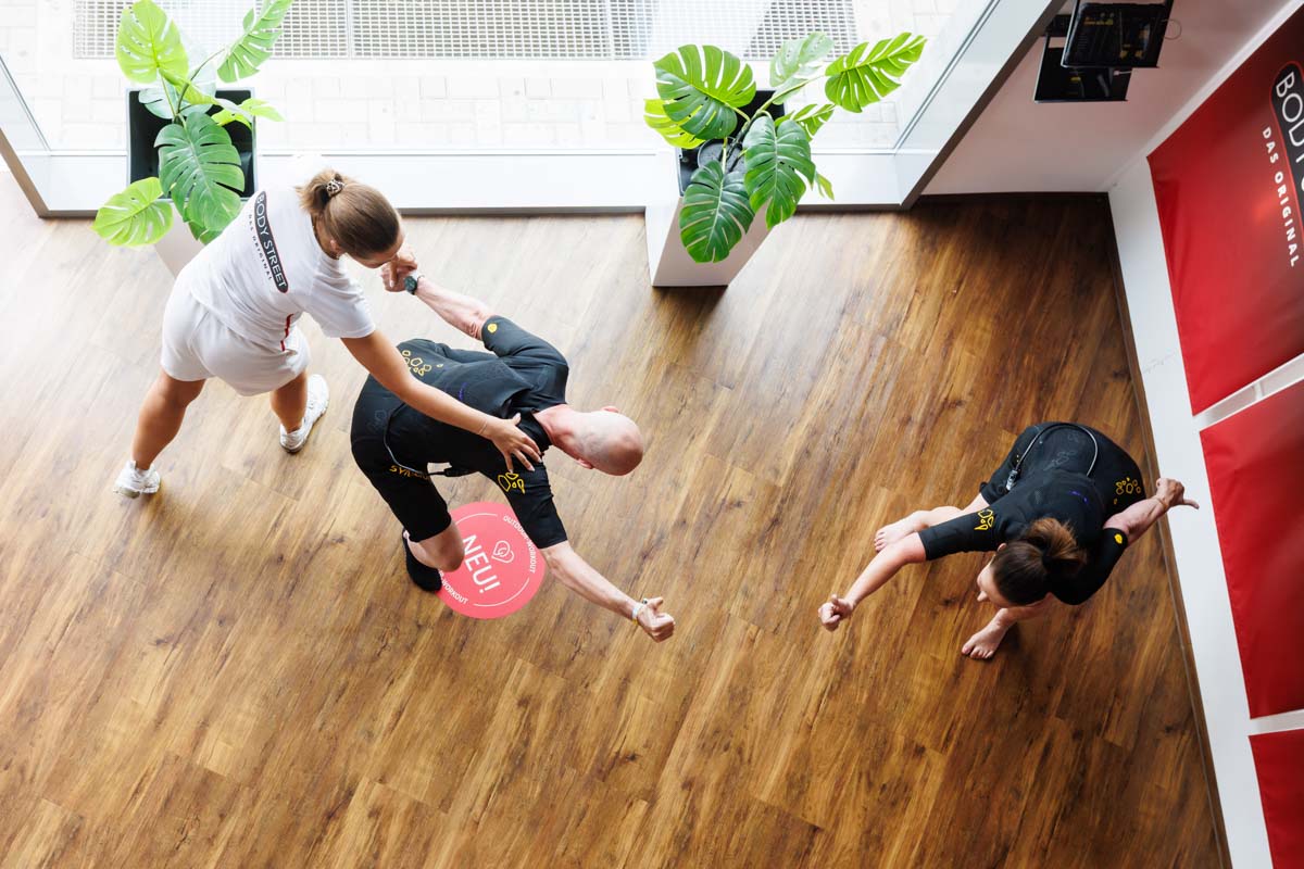 Training im EMS-Studio aus der Vogelperspektive fotografiert