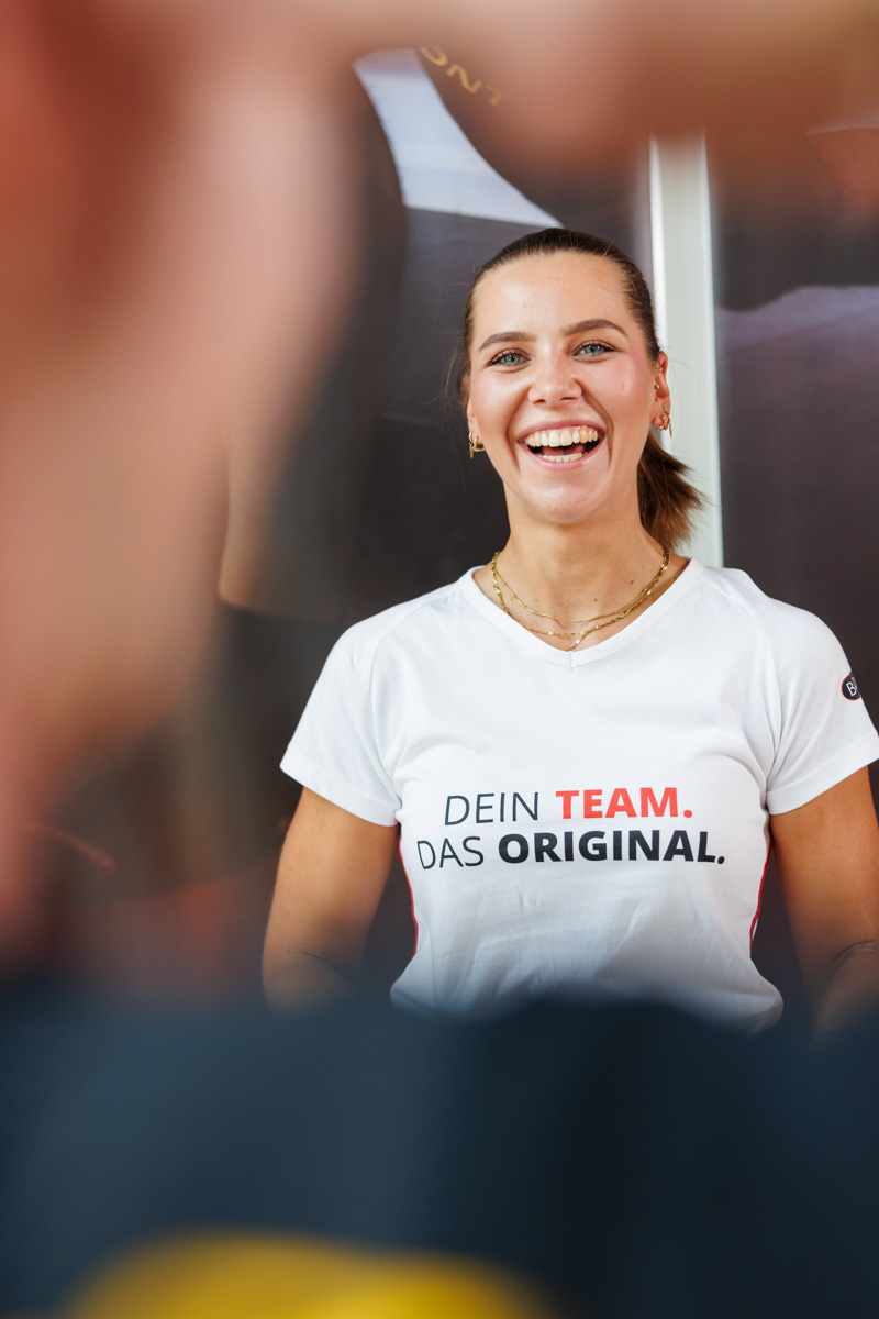 Trainerin lacht herzlich im EMS-Studio