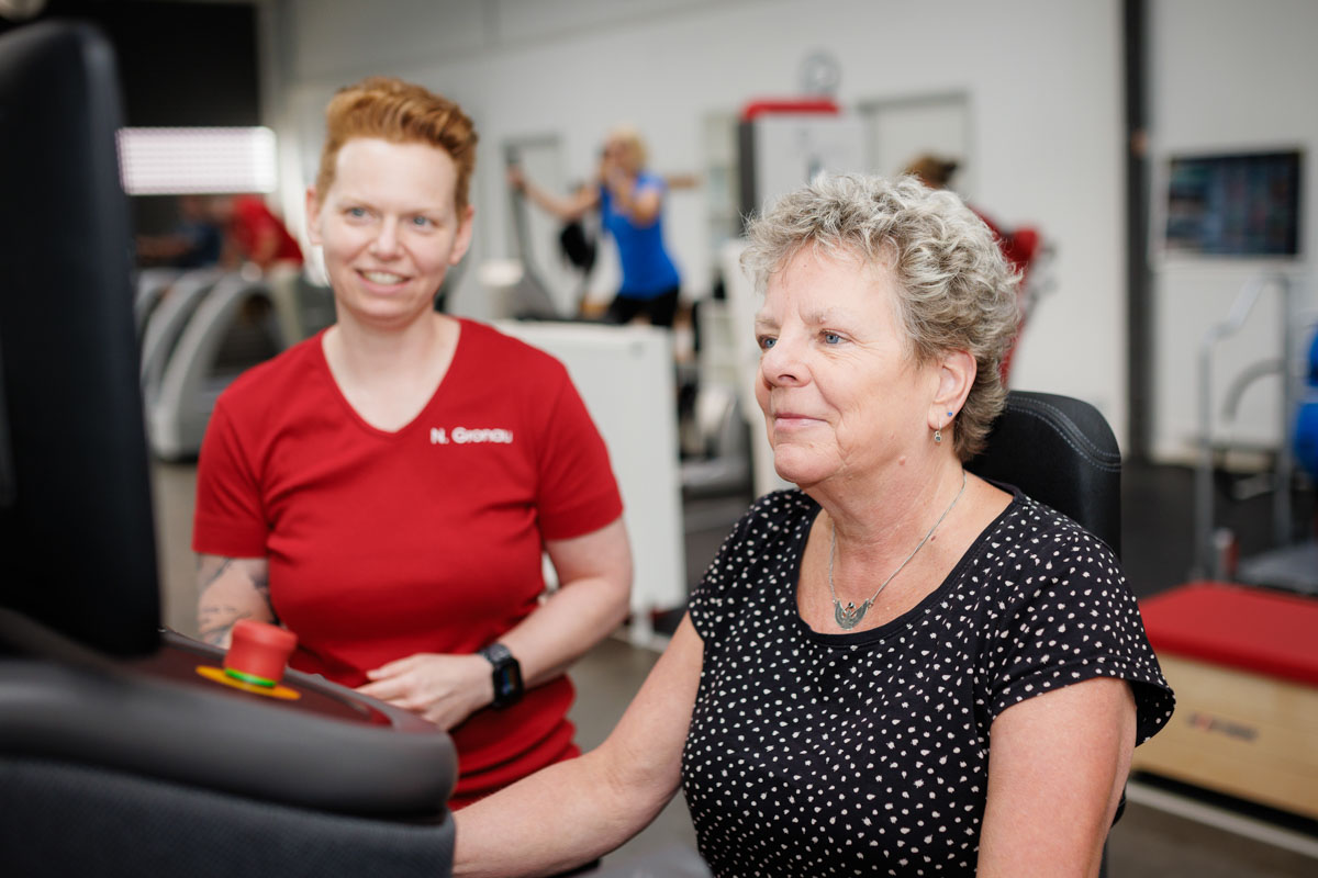 Physiotherapeuten betreuen Patienten beim Gerätetraining und bei Übungen in der medizinischen Trainingstherapie